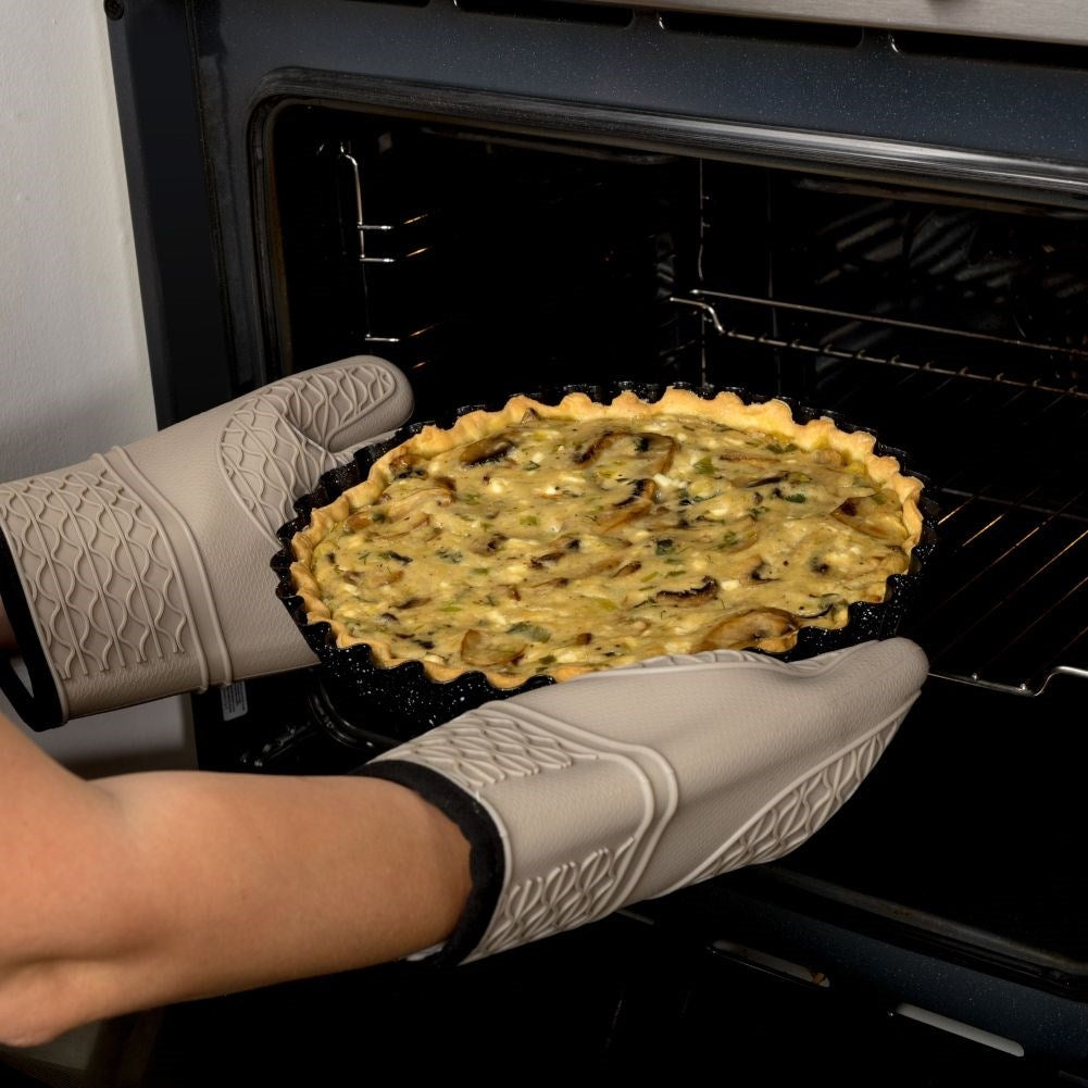 Non-stick pie pan for sweet and savory pies