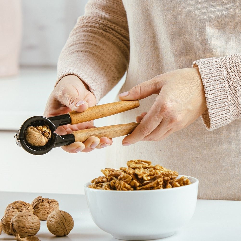 Nutcracker with non-slip beechwood handles for all nuts