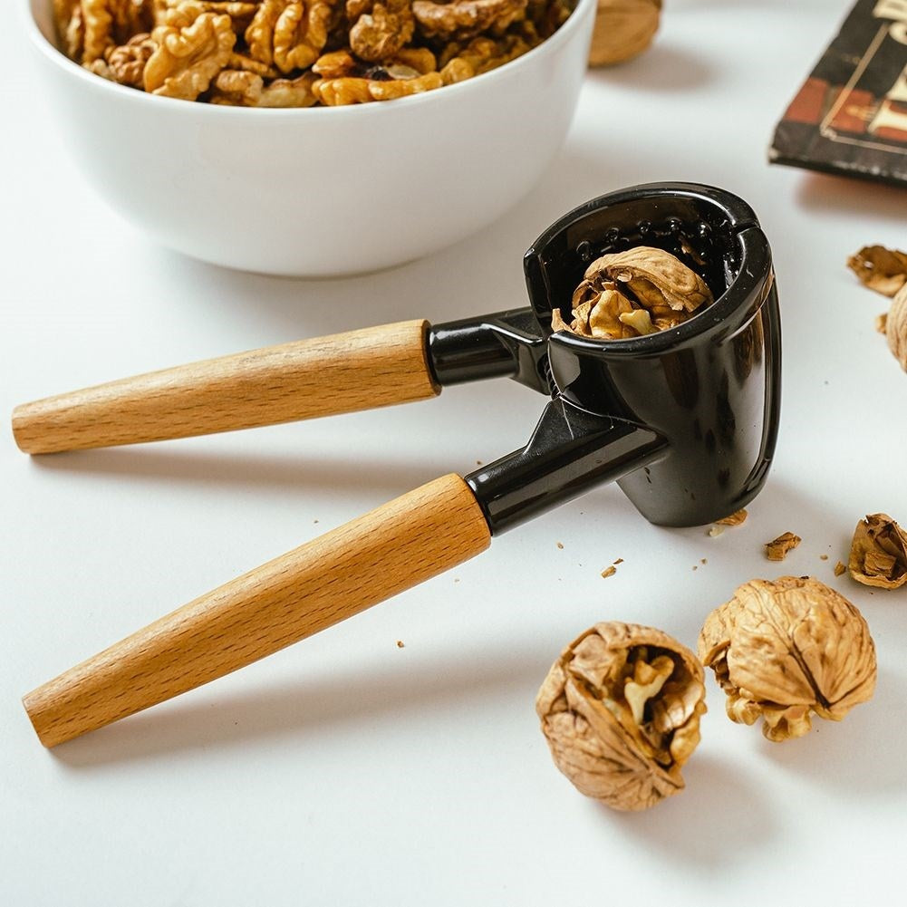 Nutcracker with non-slip beechwood handles for all nuts