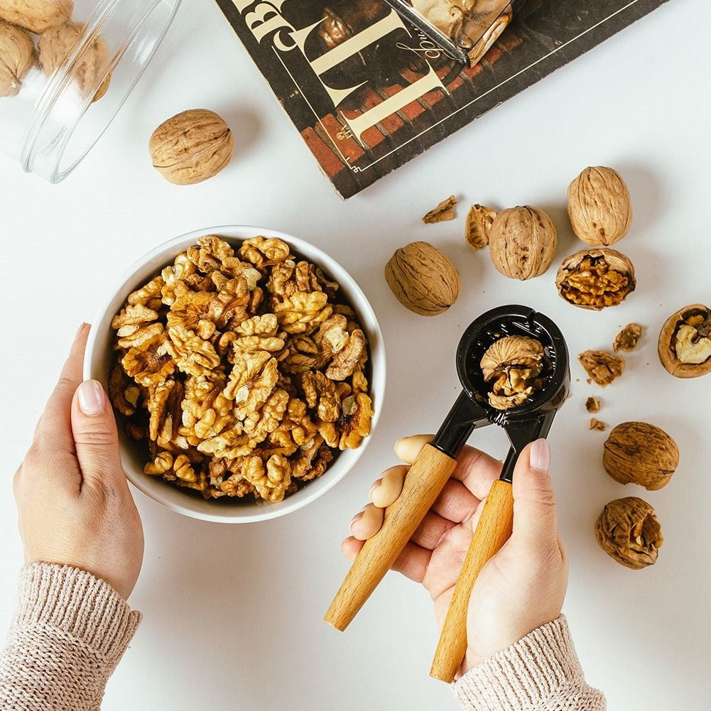 Nutcracker with non-slip beechwood handles for all nuts