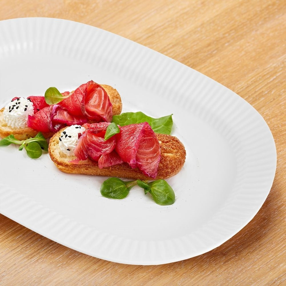 Oval crescent-shaped porcelain tableware for elegant serving