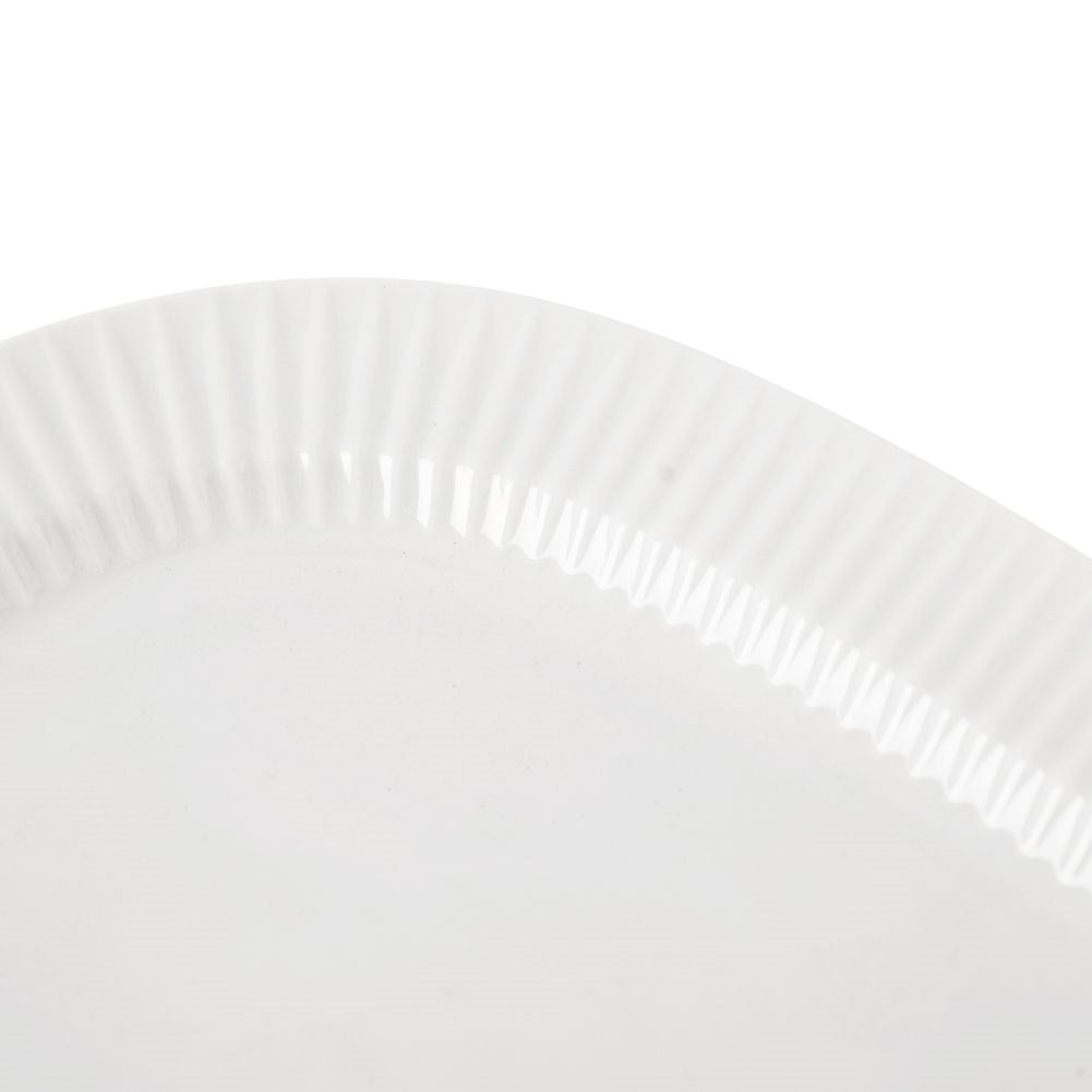 Oval crescent-shaped porcelain tableware for elegant serving