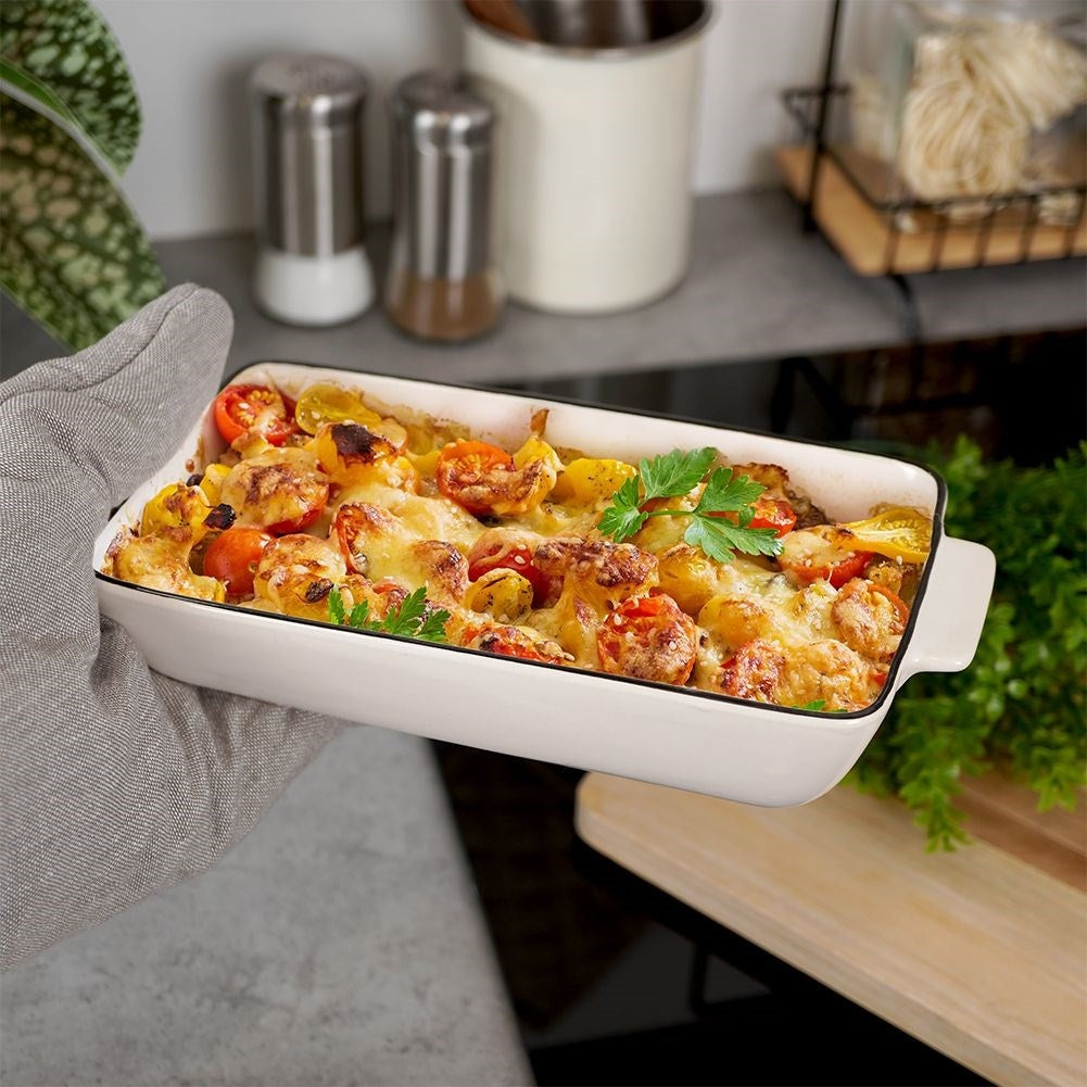 Oven form in white porcelain with black rim for lasagna and gratins