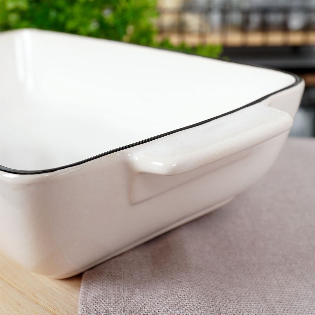 Oven form in white porcelain with black rim for lasagna and gratins