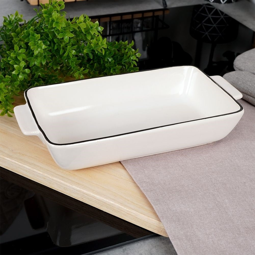 Oven form in white porcelain with black rim for lasagna and gratins
