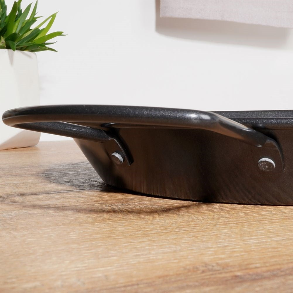 Paella frying pan with non-stick and ergonomic handle