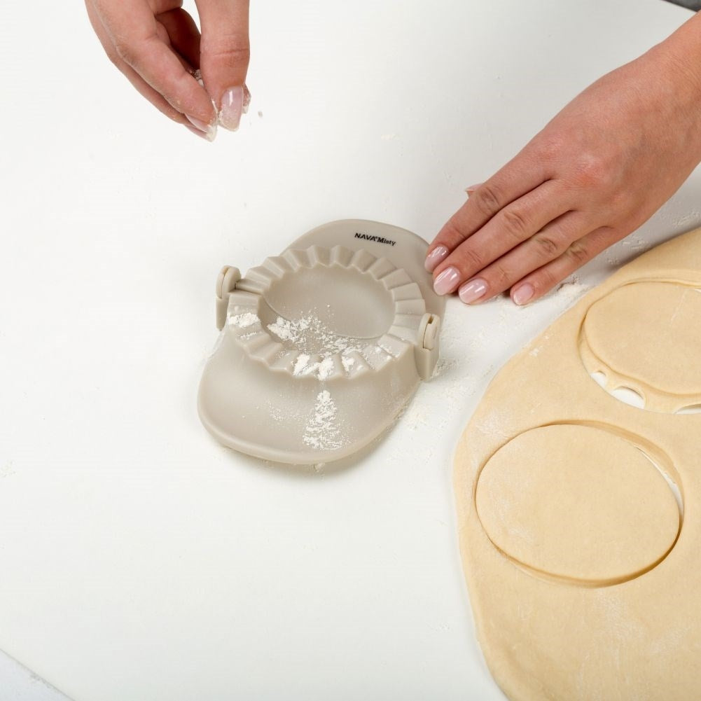 Perfect pirogue shape: Simple, convenient and 9.5 cm wide