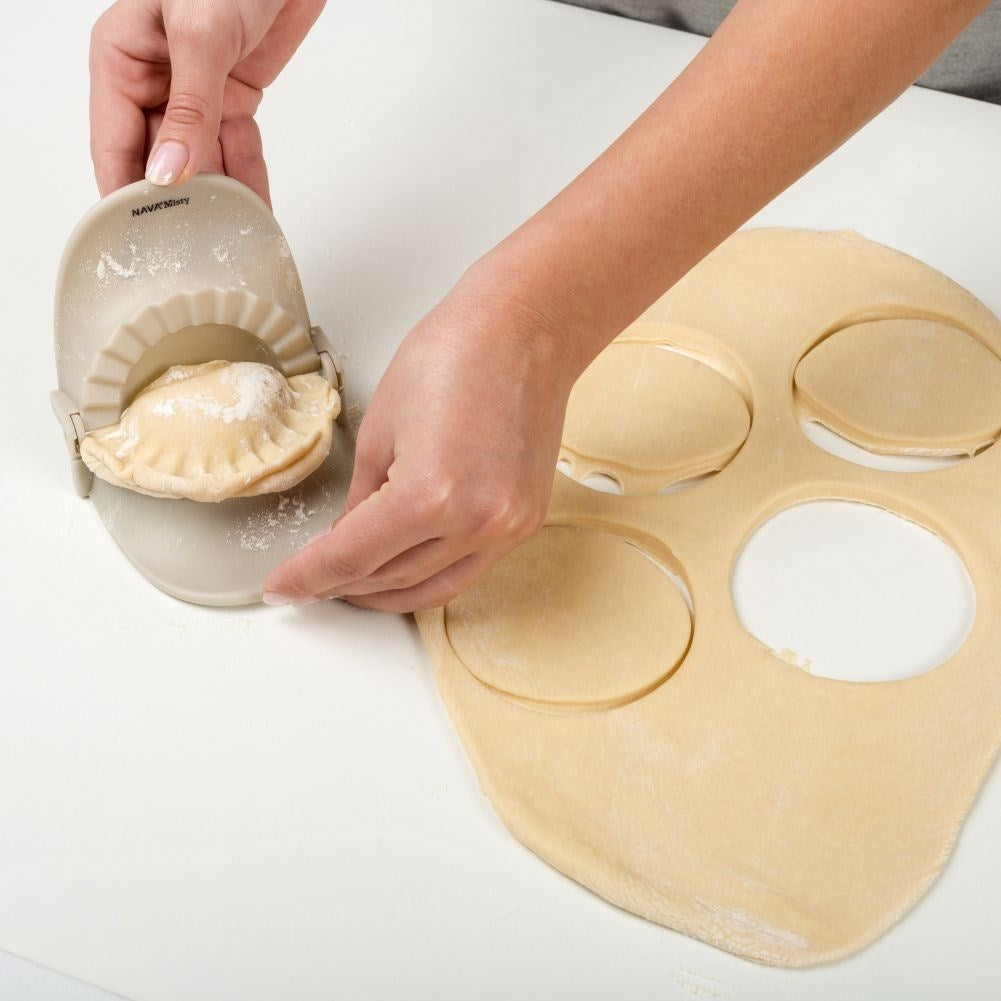 Perfect pirogue shape: Simple, convenient and 9.5 cm wide