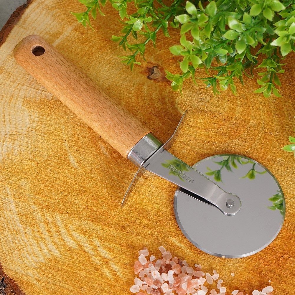 Pizza cutter in stainless steel and beech wood, perfect for pizza lovers