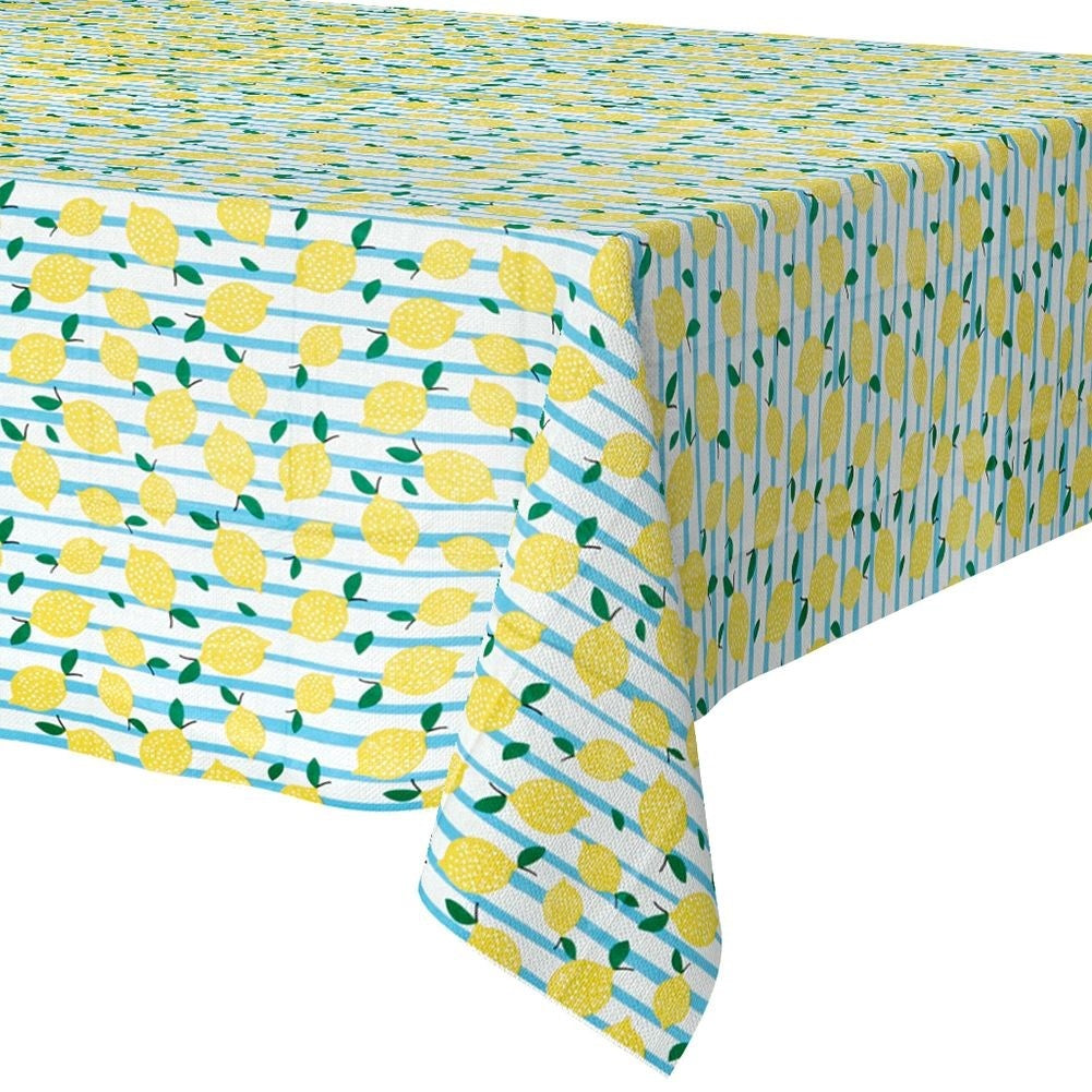 Plastic tablecloths: Protect the table with a modern design