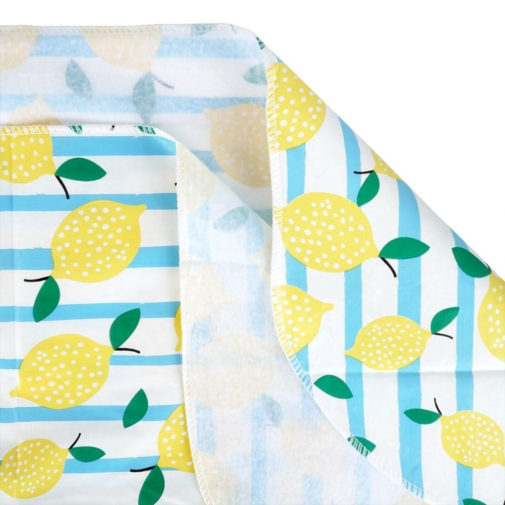 Plastic tablecloths: Protect the table with a modern design