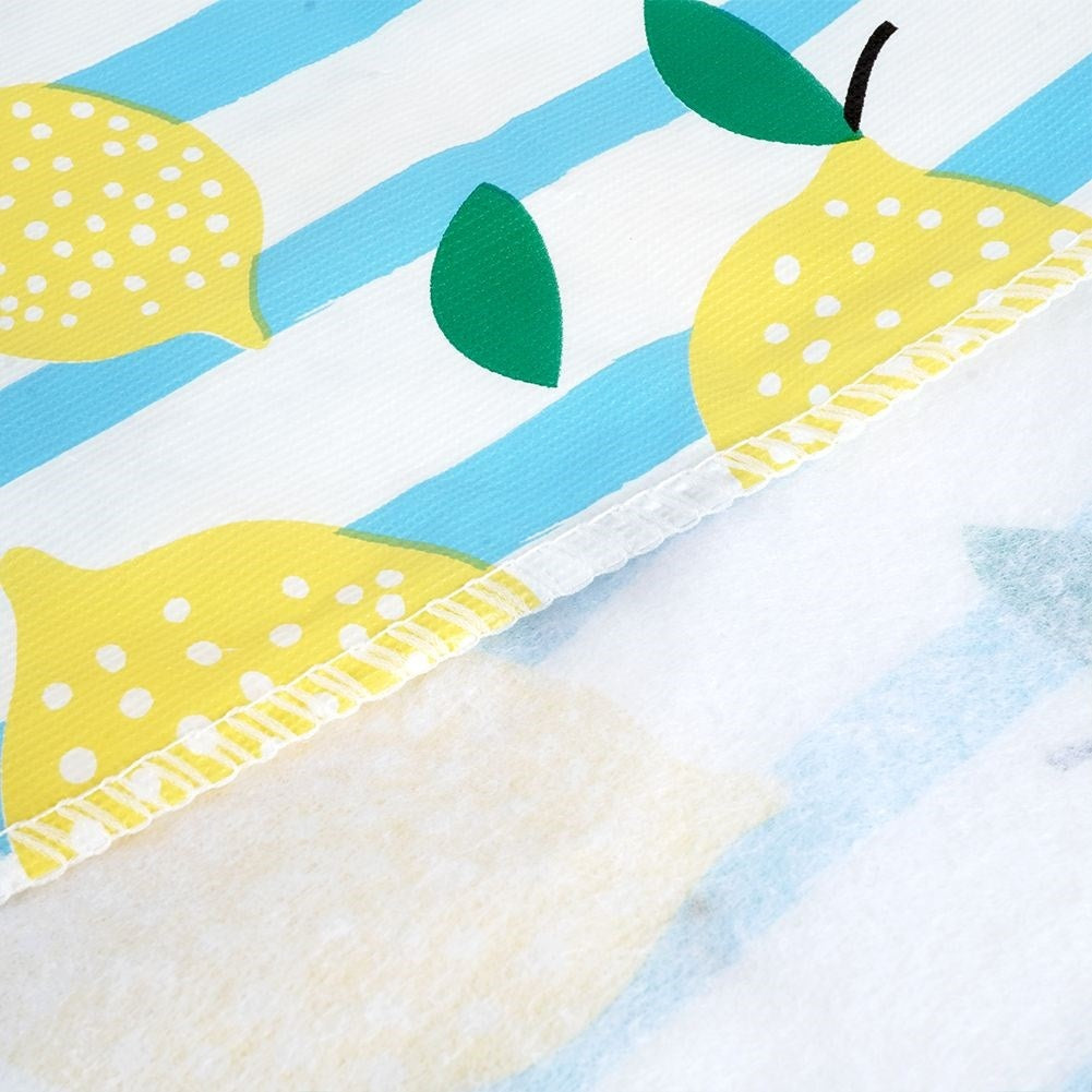 Plastic tablecloths: Protect the table with a modern design