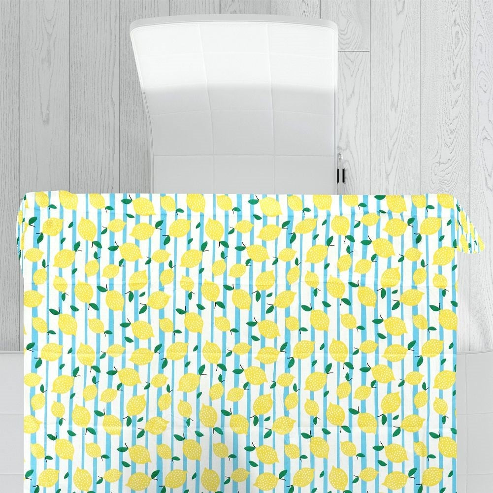 Plastic tablecloths: Protect the table with a modern design