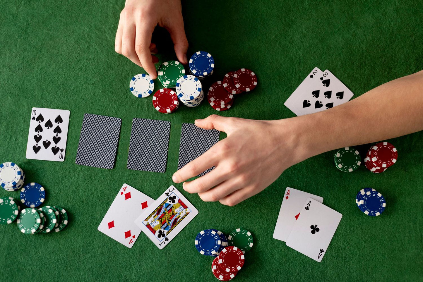 Poker and Blackjack Set – 500 Chips, 2 Decks of Cards, Dice, Playing Mat, Lockable Case