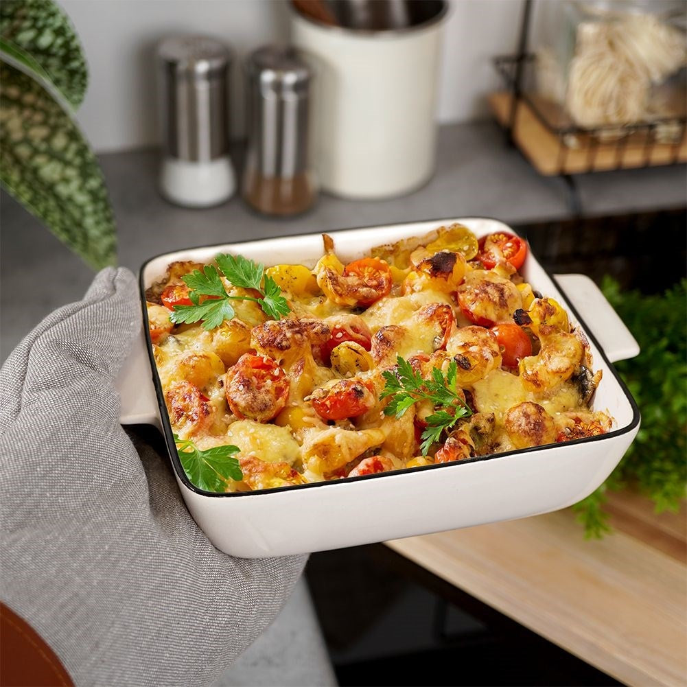 Porcelain baking dish, white with black rim, for lasagna and gratins