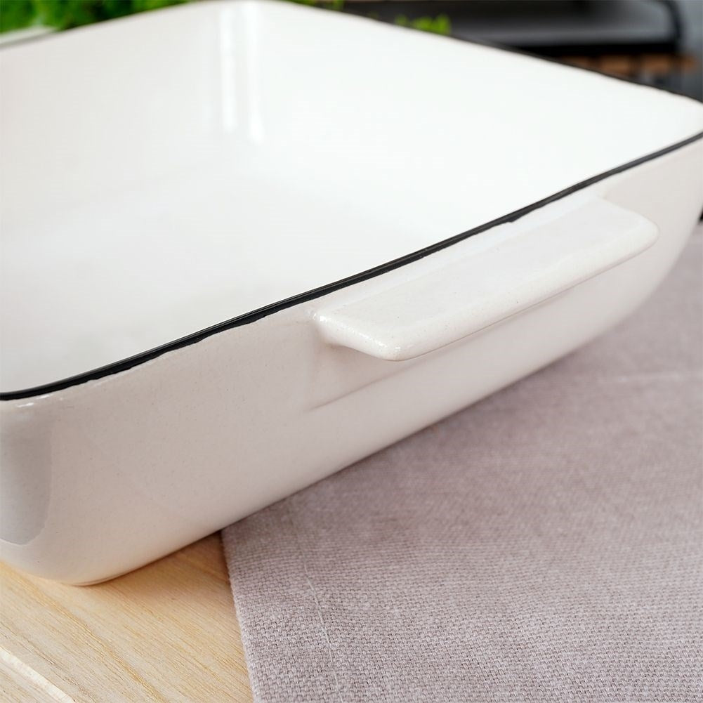 Porcelain baking dish, white with black rim, for lasagna and gratins