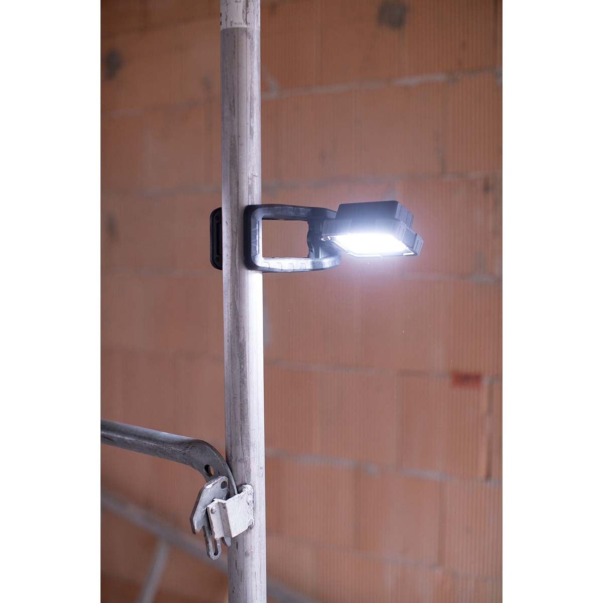 Power-on LED work light 1050 MA (battery LED work light 10W, 950lm, IP65, 12h burning time, designed in Germany)