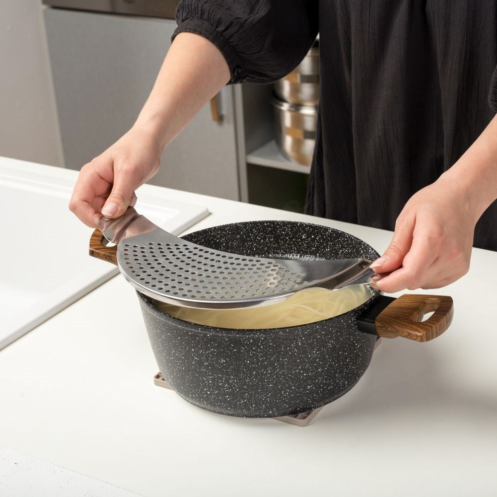 Practical Strainer in Stainless Steel for Easy Draining