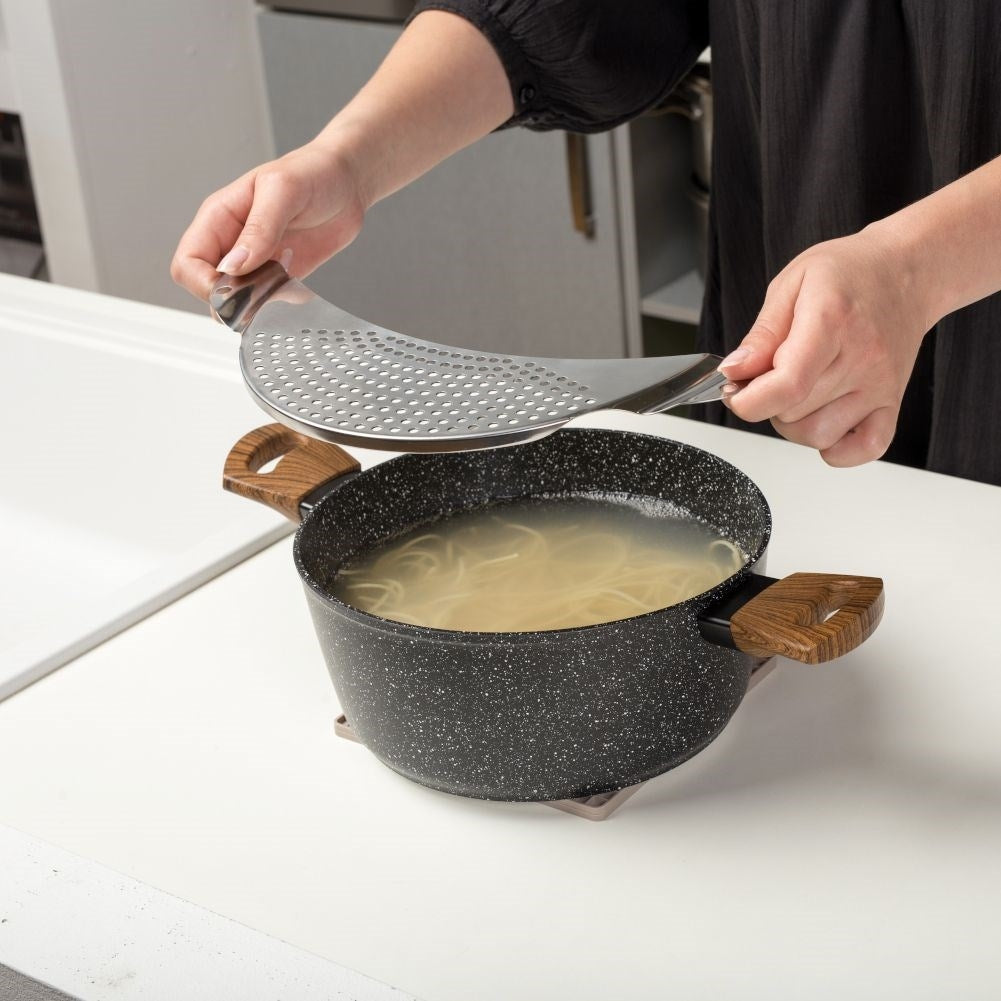 Practical Strainer in Stainless Steel for Easy Draining