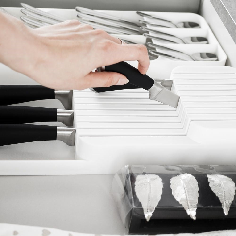 Practical and spacious knife organizer in durable material
