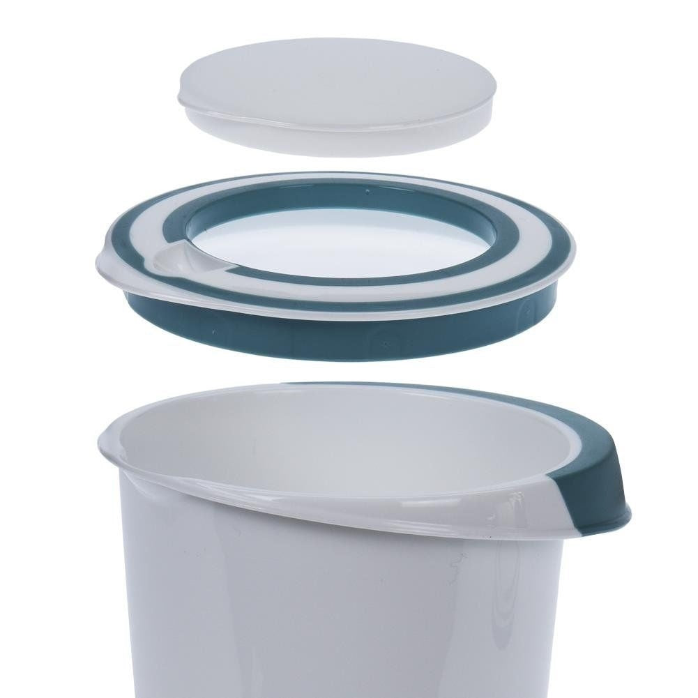 Practical bowl for easy mixing and whipping.