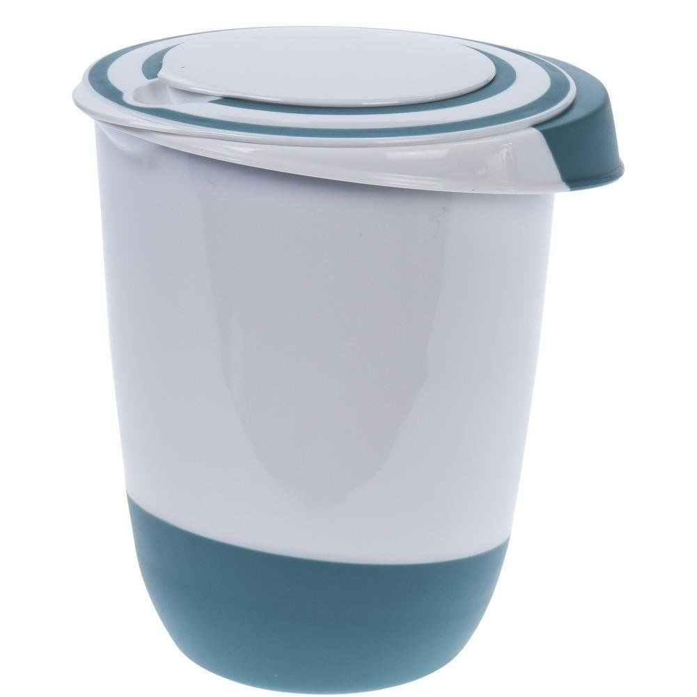 Practical bowl for easy mixing and whipping.