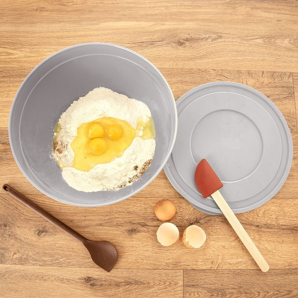 Practical bowl with tight-fitting lid for kitchen needs