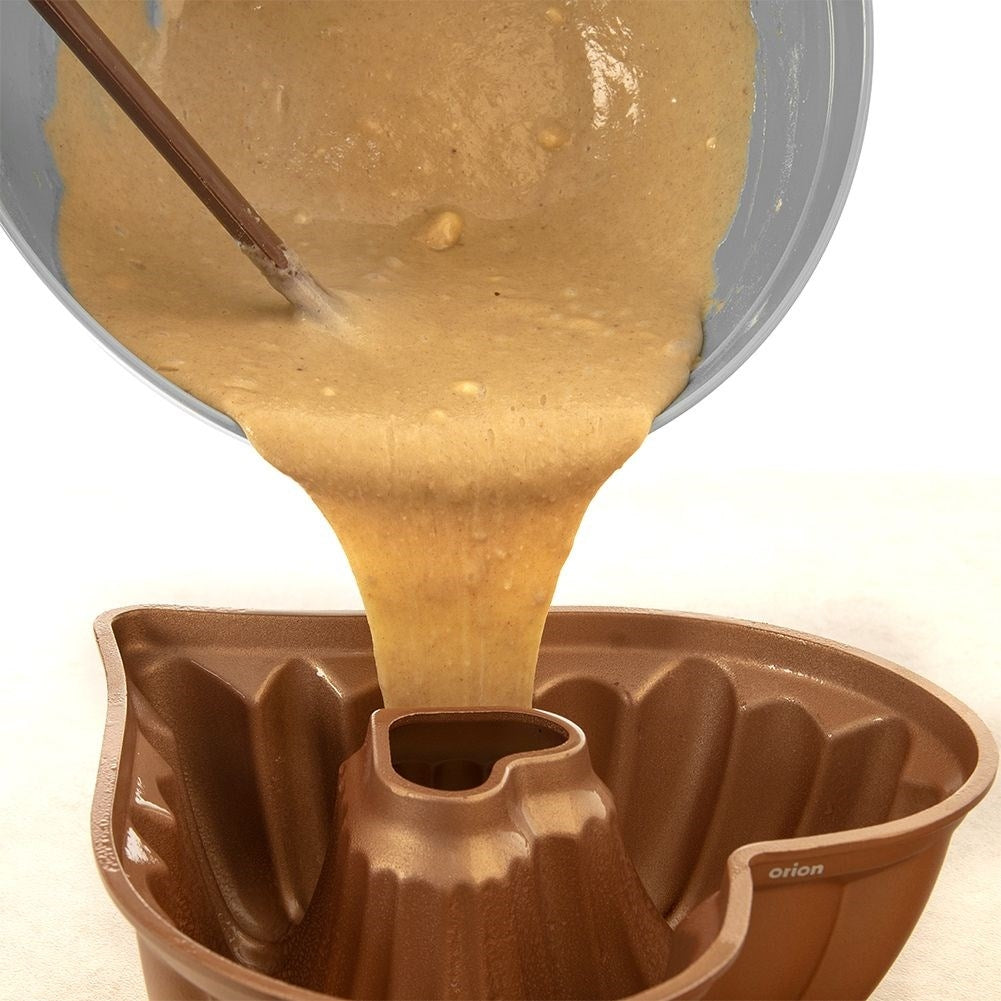 Practical bowl with tight-fitting lid for kitchen needs
