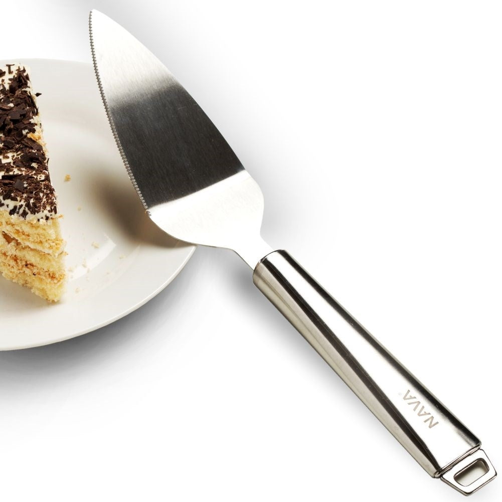 Practical cake shovel with sharp serrated knife edge