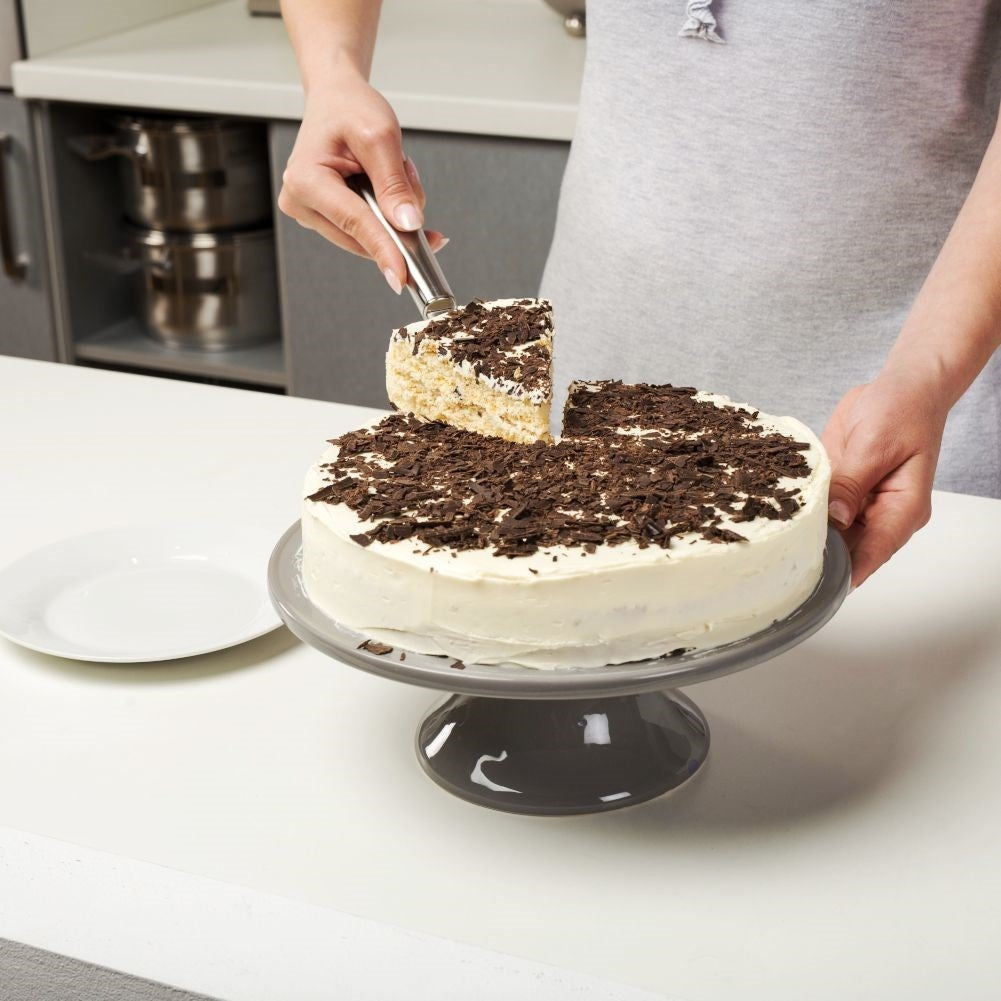Practical cake shovel with sharp serrated knife edge
