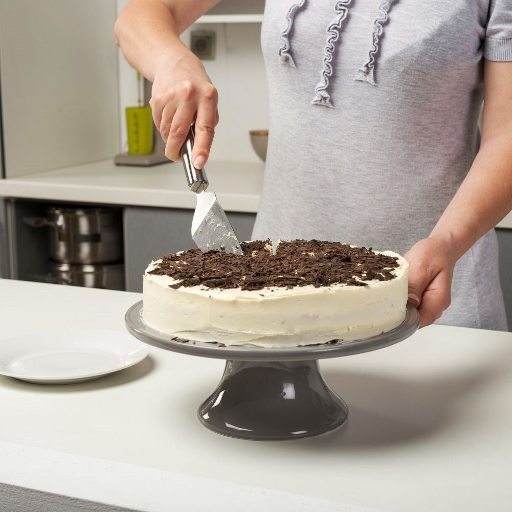 Practical cake shovel with sharp serrated knife edge