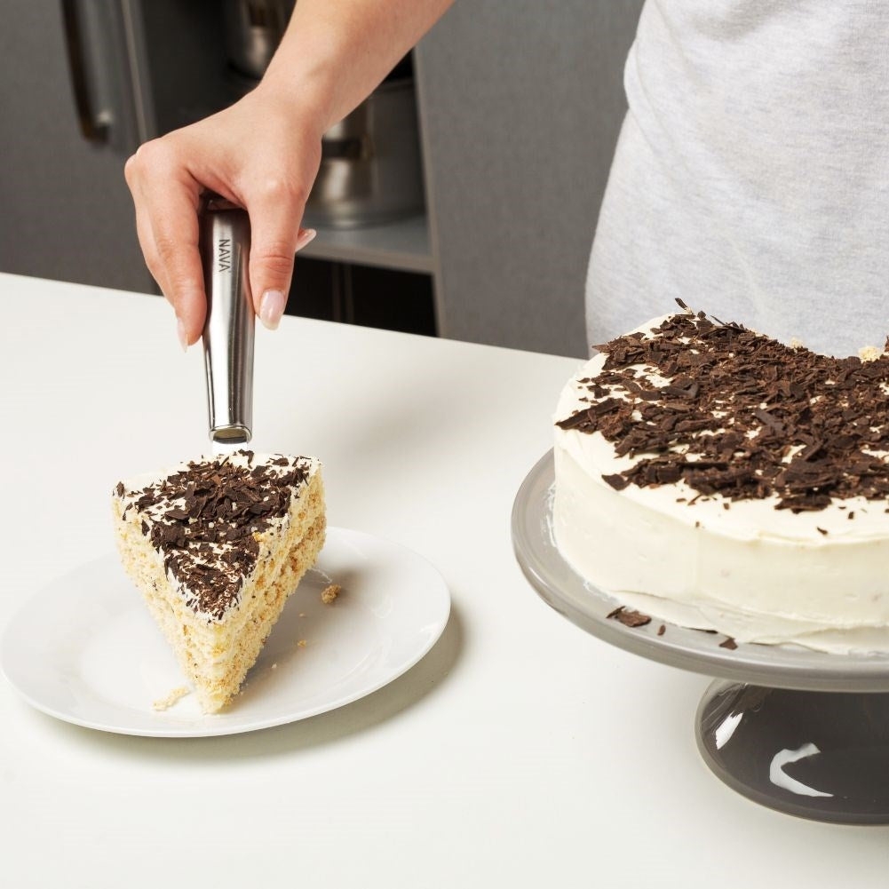 Practical cake shovel with sharp serrated knife edge