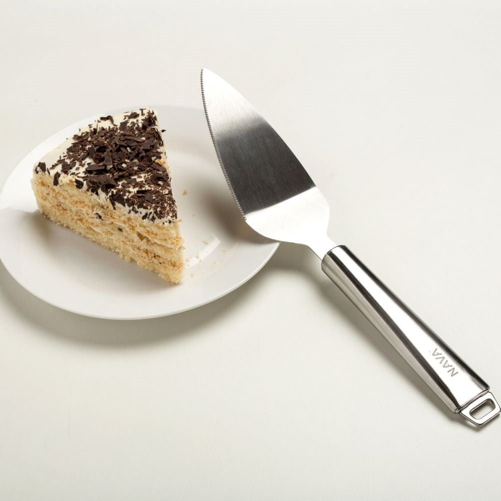 Practical cake shovel with sharp serrated knife edge