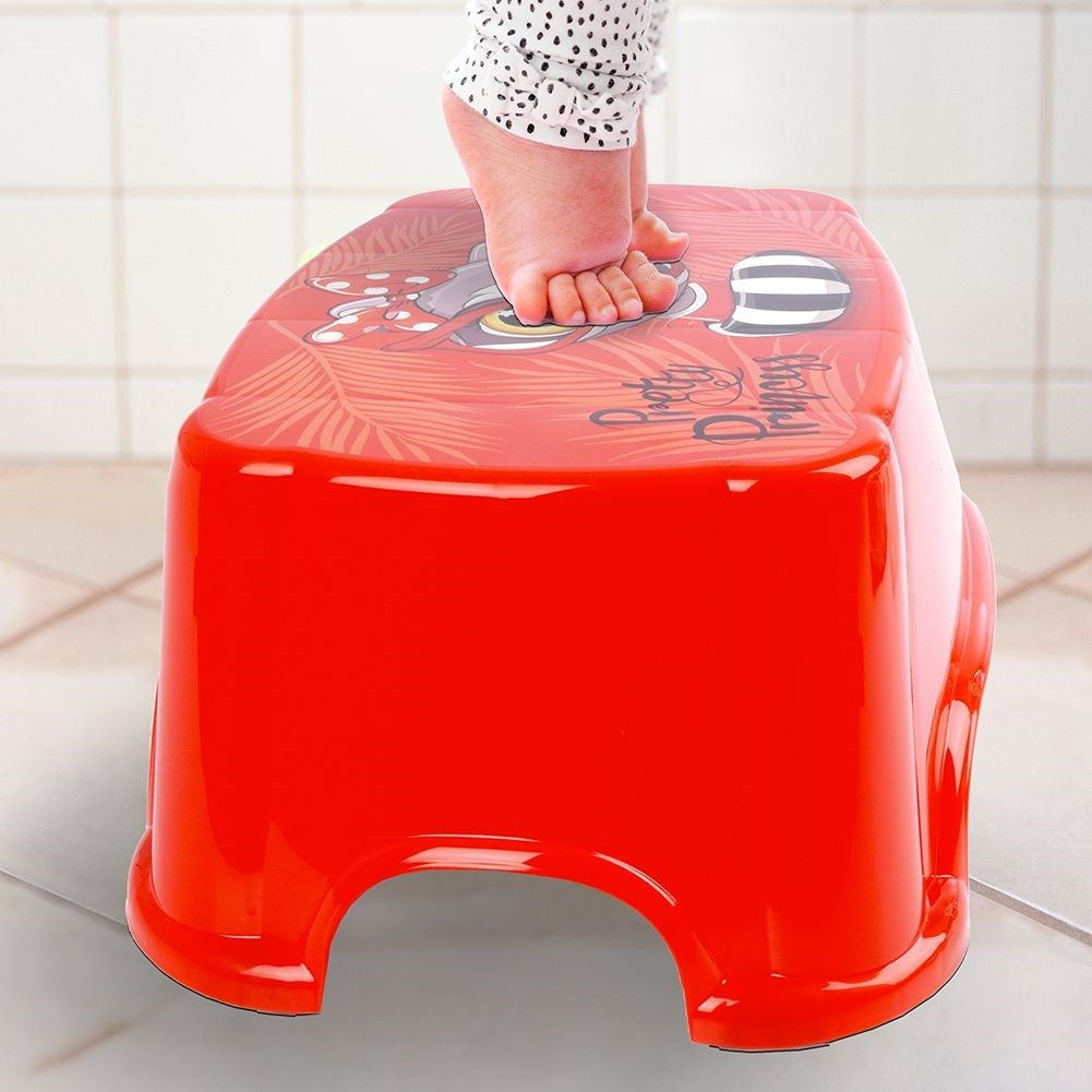 Practical children's stool in red durable plastic for bathrooms and children's rooms