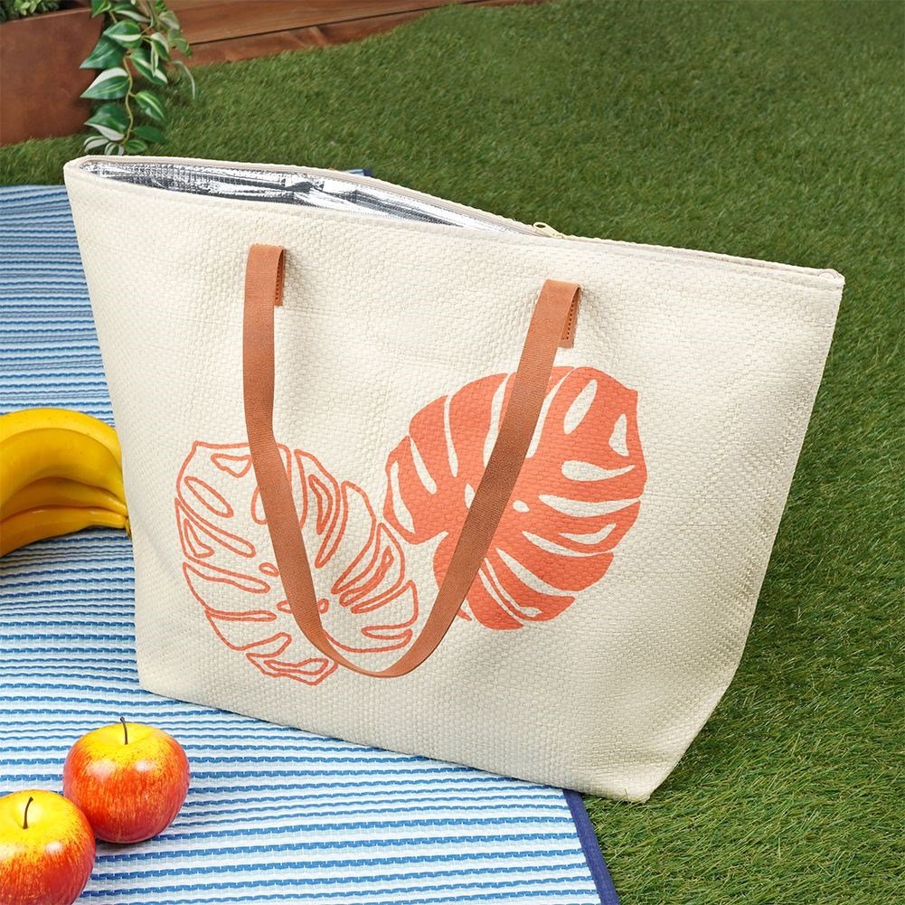 Practical cooler bag with zipper for trips and picnics