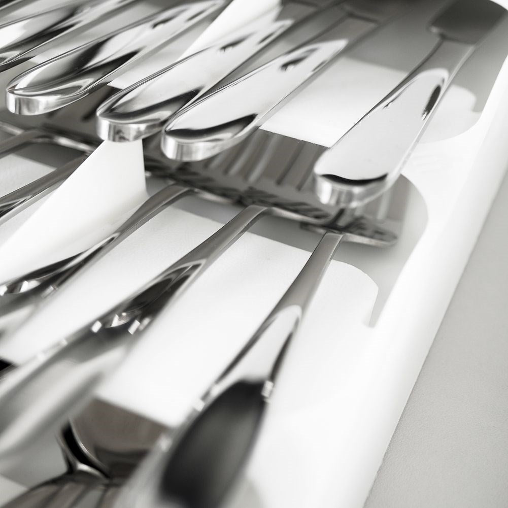 Practical cutlery box that saves space