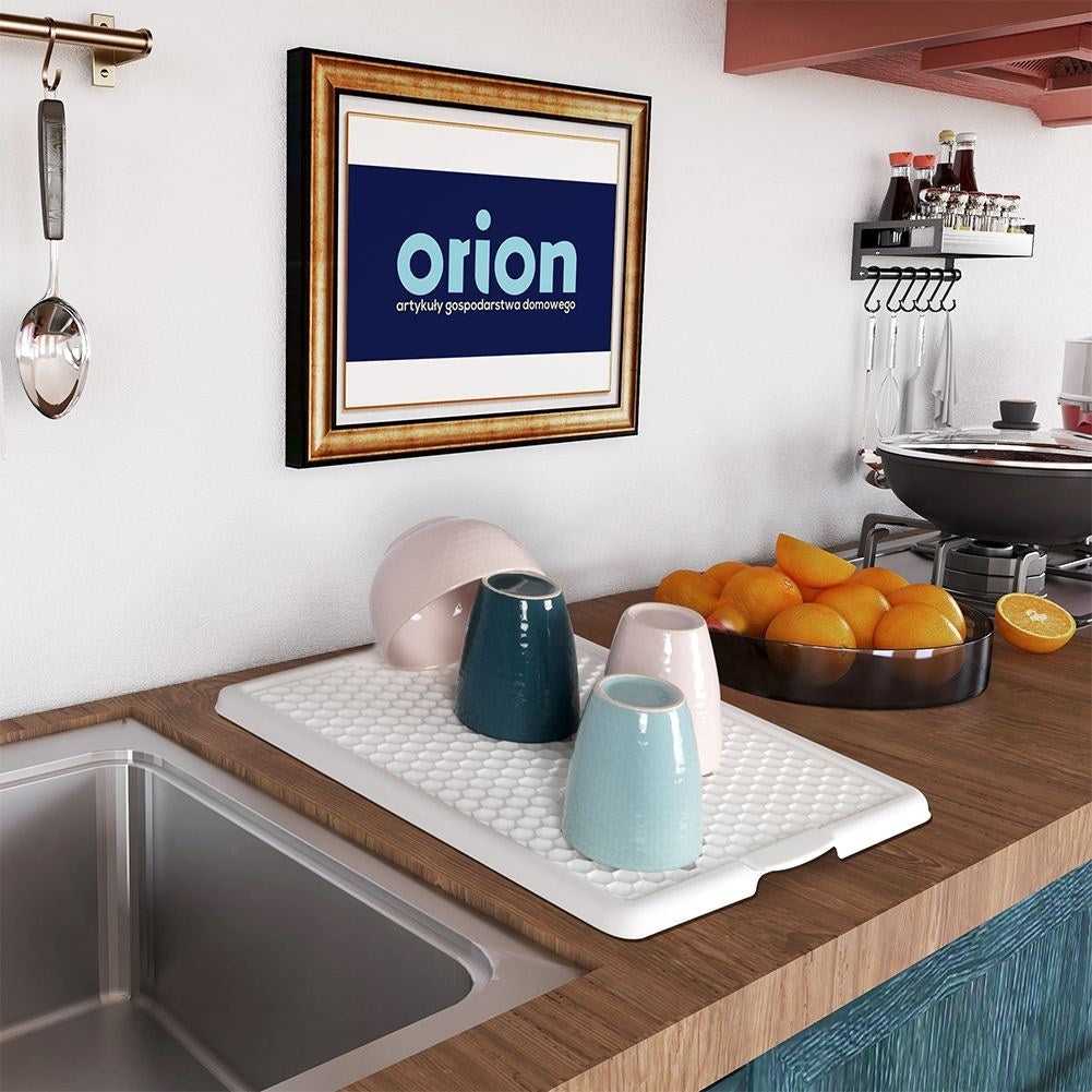 Practical dish mat with removable grid for easy cleaning