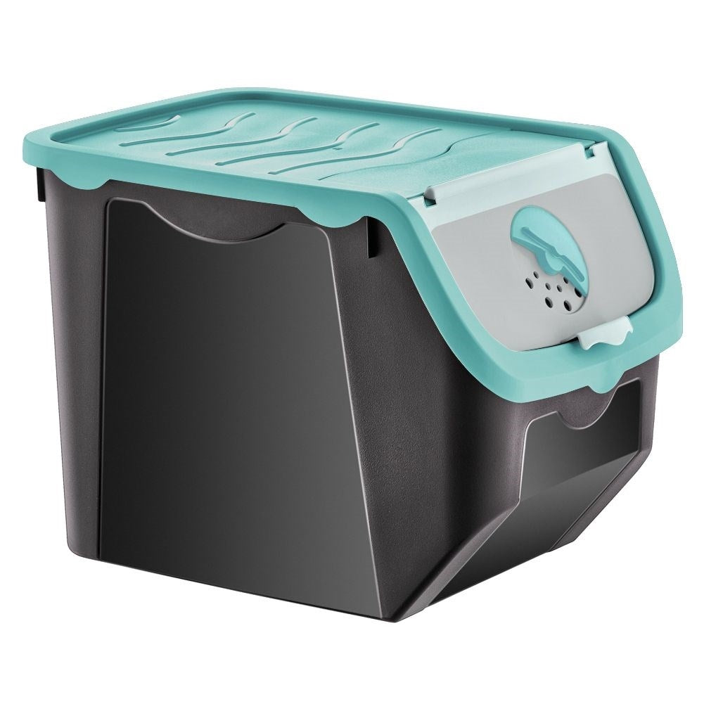Practical food container with clamp closure and ventilation