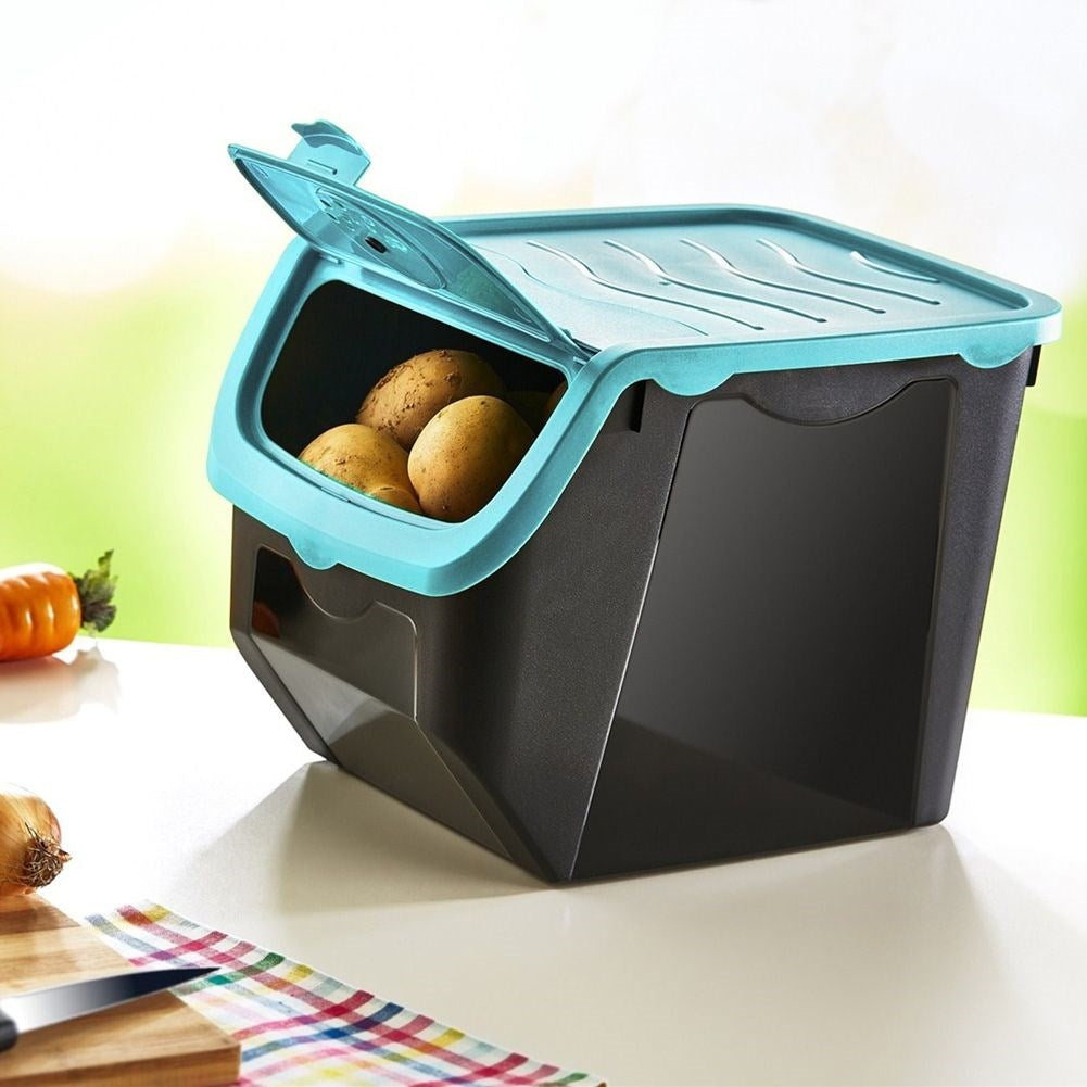 Practical food container with clamp closure and ventilation