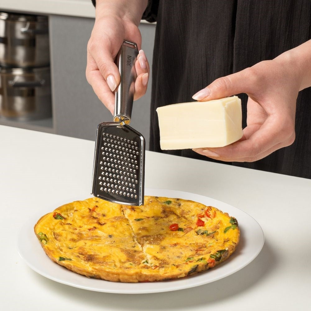 Practical kitchen grater in stainless steel with ergonomic handle