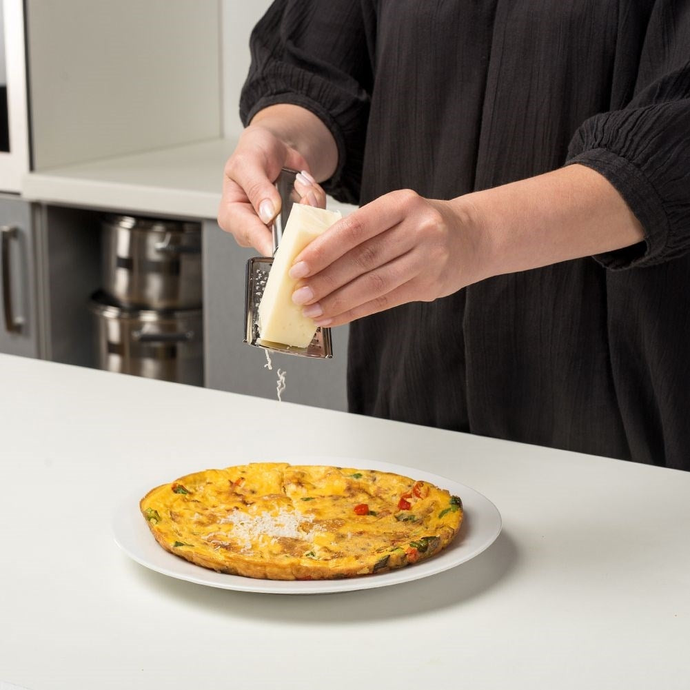 Practical kitchen grater in stainless steel with ergonomic handle