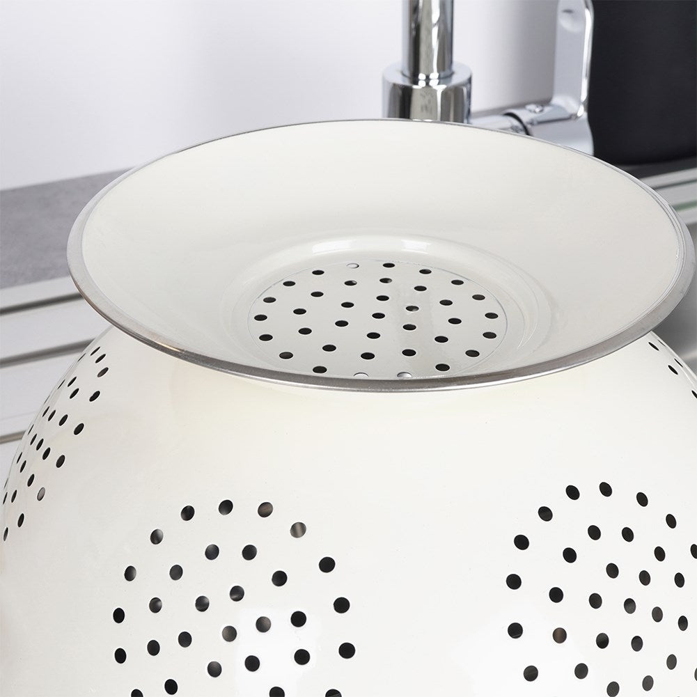 Practical kitchen strainer with two handles in stainless steel