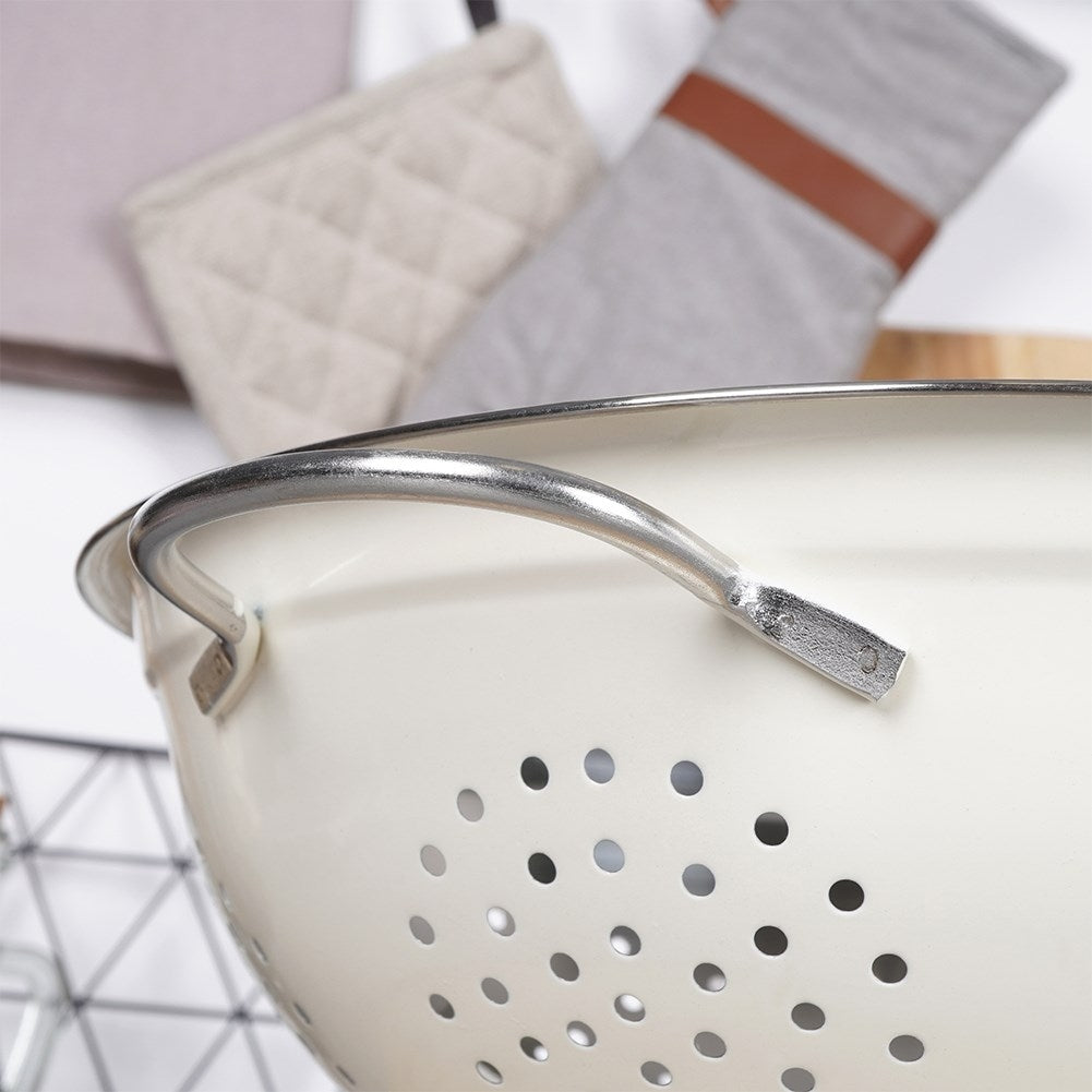Practical kitchen strainer with two handles in stainless steel