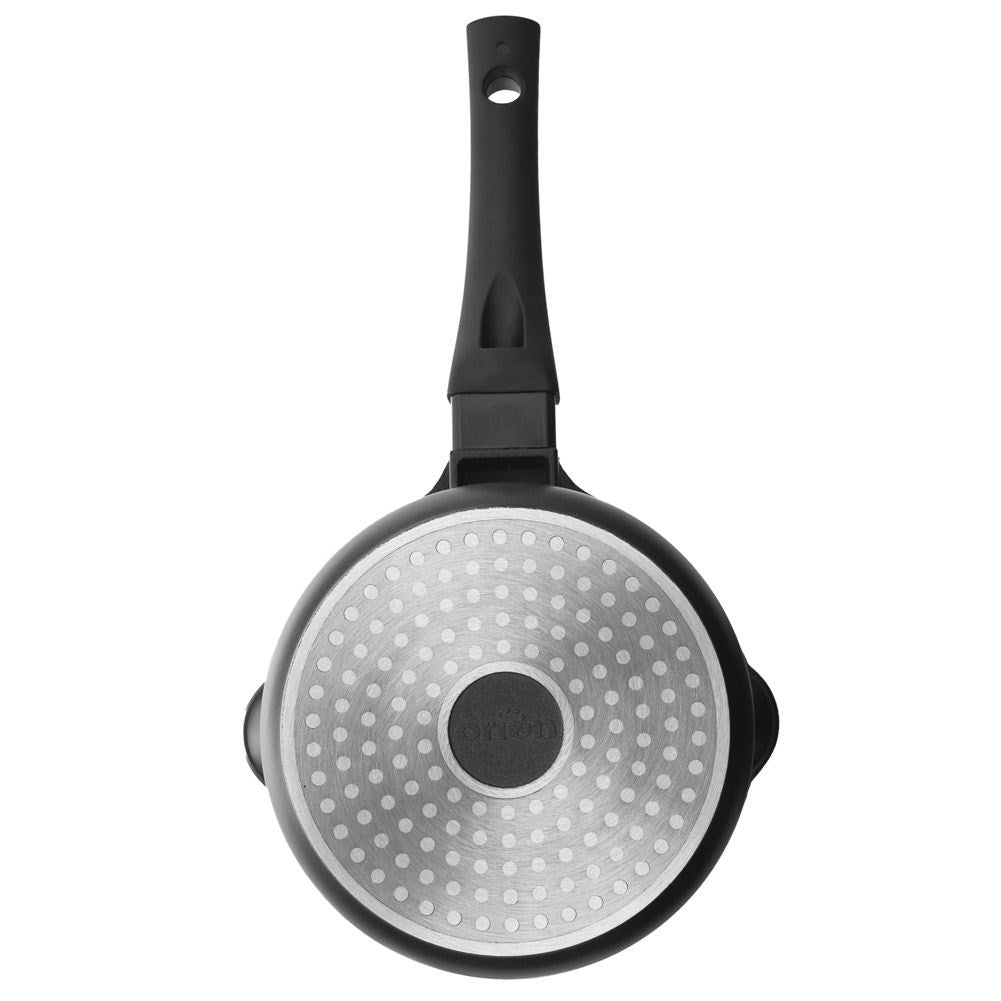 Practical pan with spout and non-stick surface for all stoves