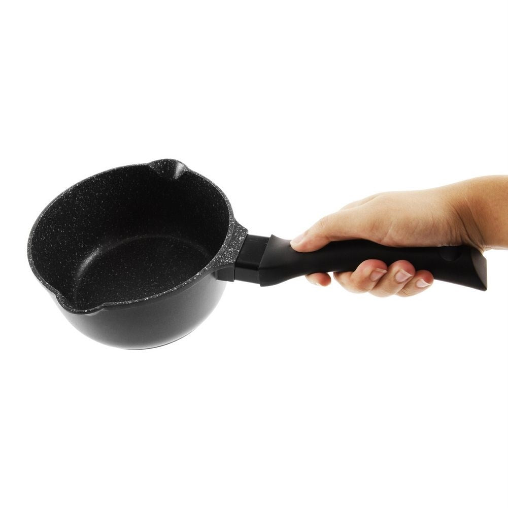 Practical pan with spout and non-stick surface for all stoves