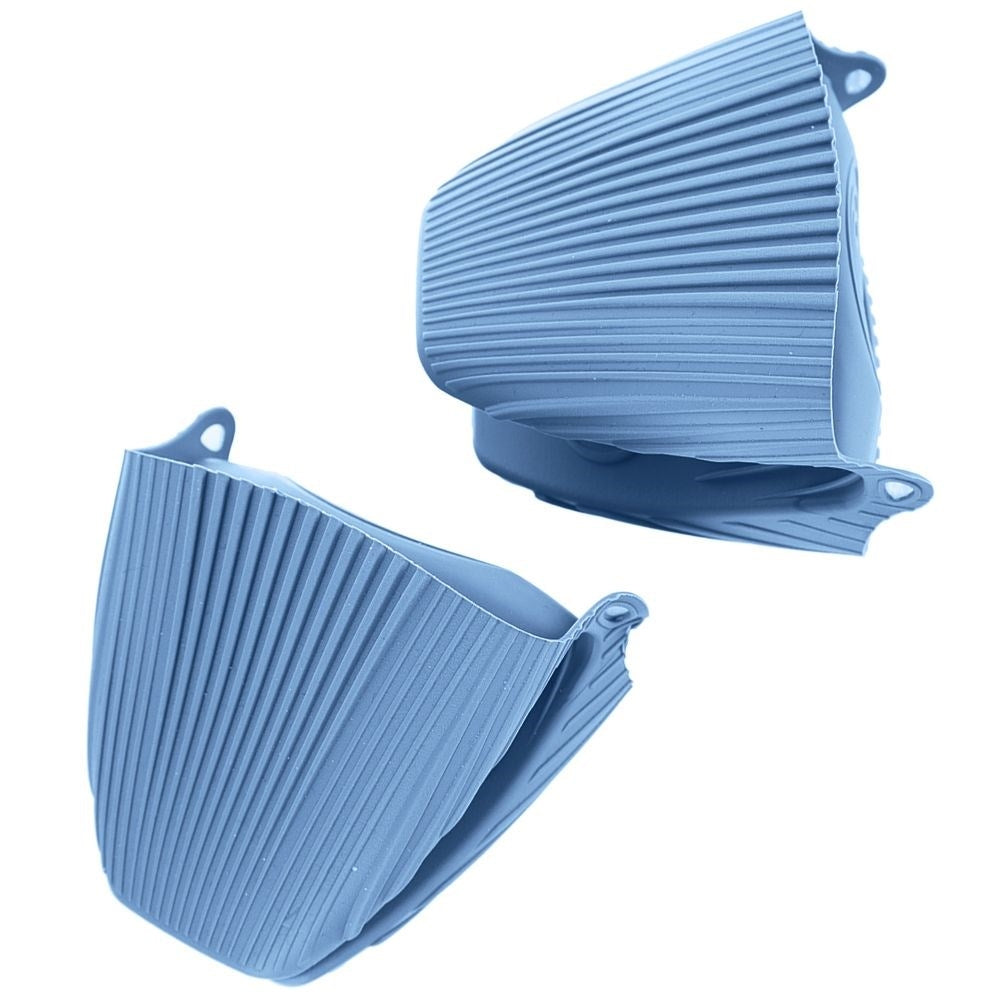 Practical set of 2 oven mitts for safe cooking