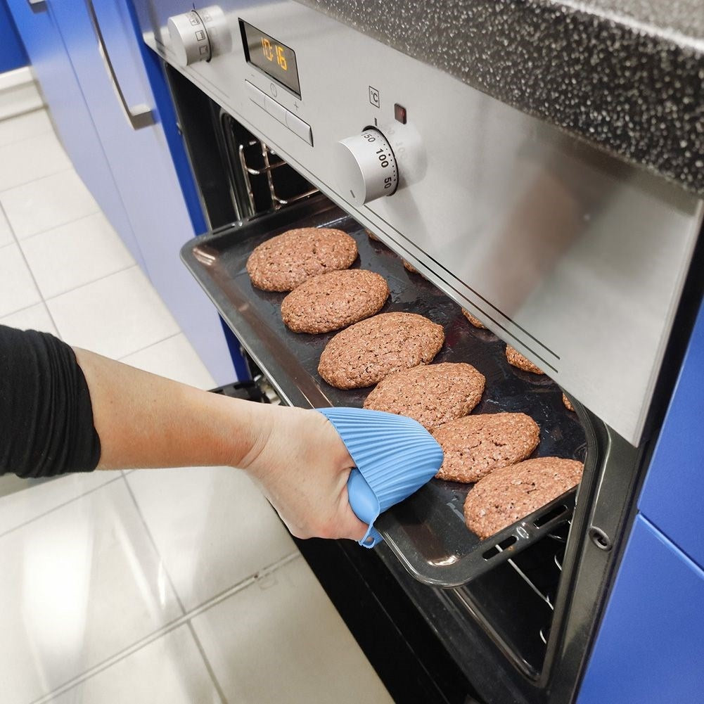 Practical set of 2 oven mitts for safe cooking