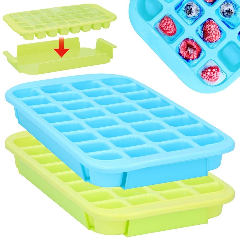 Practical set with 2 silicone cubes for large ice cubes