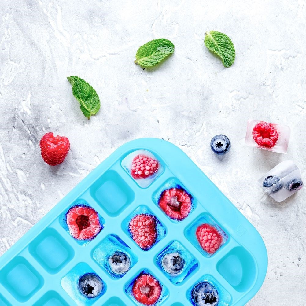 Practical set with 2 silicone cubes for large ice cubes