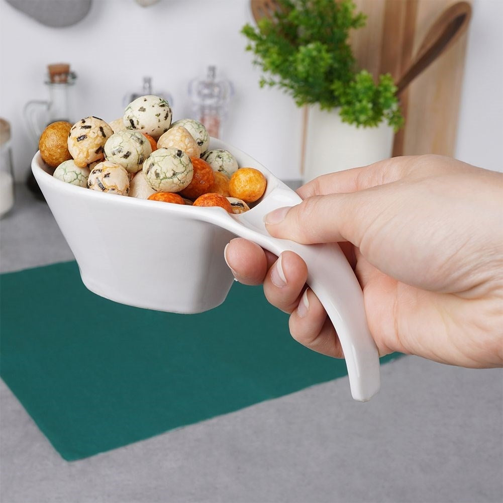 Practical white porcelain bowl 190 ml with handle, dishwasher safe